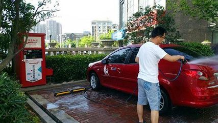 洗車工轉(zhuǎn)型記 從手動(dòng)擦車到自助洗車機(jī)，賺錢方式悄然升級(jí)